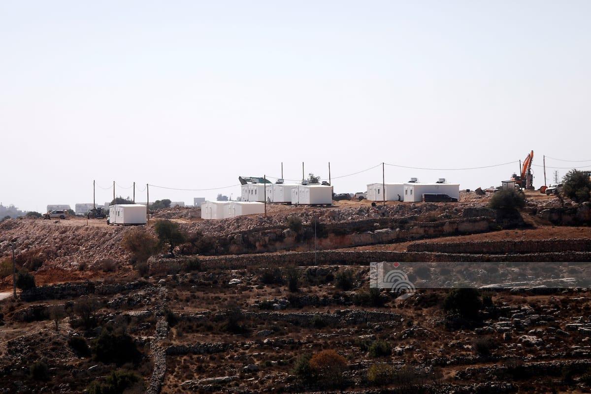 بؤرة استعمارية جديدة على أراضي المواطنين شرق الخليل.